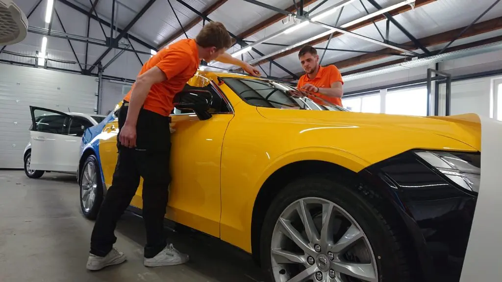 Een opvallende carwrap voor de klantentaxi Van Harrie Arendsen Een opvallende carwrap voor de klantentaxi Van Harrie Arendsen