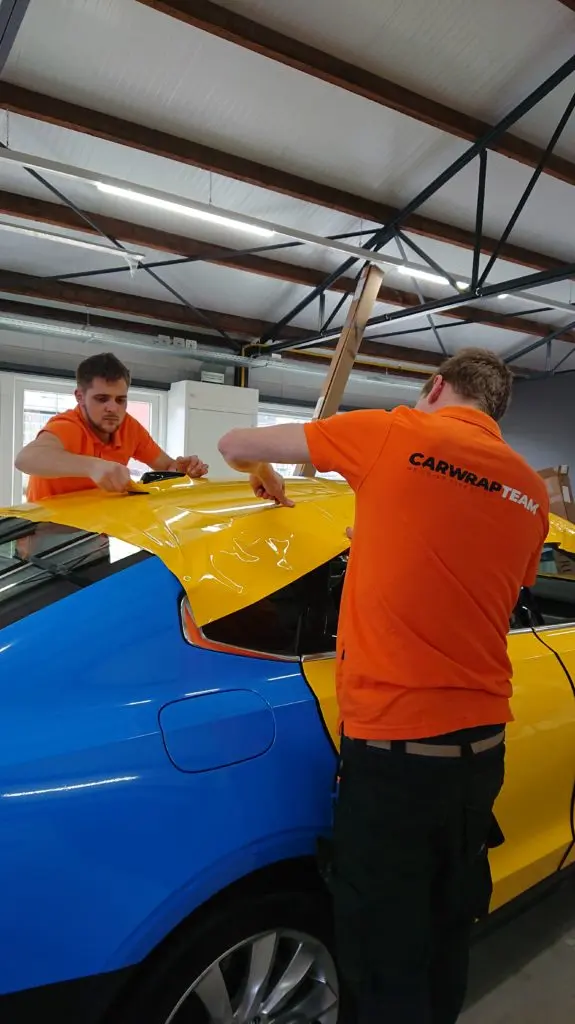 Een opvallende carwrap voor de klantentaxi Van Harrie Arendsen Een opvallende carwrap voor de klantentaxi Van Harrie Arendsen