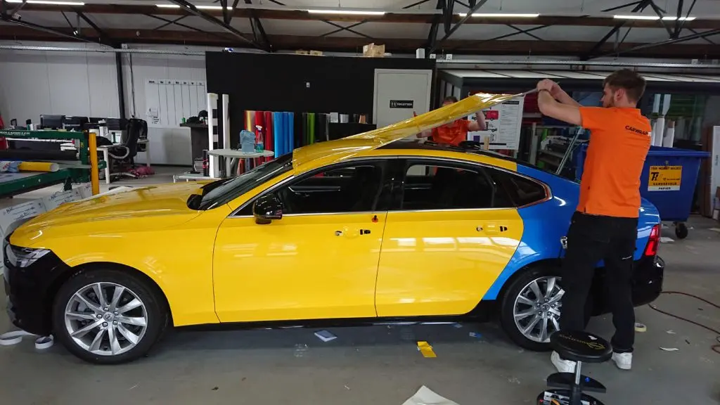 Een opvallende carwrap voor de klantentaxi Van Harrie Arendsen Klantentaxi