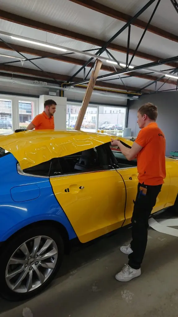 Een opvallende carwrap voor de klantentaxi Van Harrie Arendsen Een opvallende carwrap voor de klantentaxi Van Harrie Arendsen